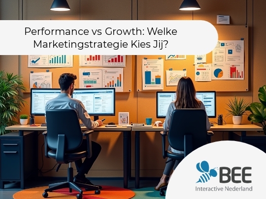 
Twee mensen zitten aan aparte bureaus in een kantoorruimte, werkend op computers. Aan de muur hangen diverse grafieken en diagrammen met de tekst 