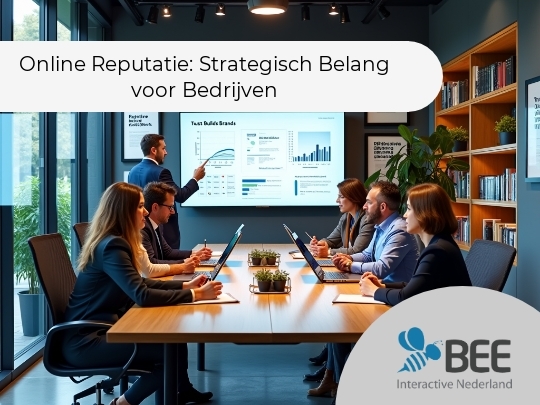 Vergaderruimte met een groep mensen die aan een houten tafel zitten, kijkend naar een presentatie op een scherm. Een man wijst naar grafieken en statistieken op de presentatie. Personen hebben laptops voor zich en de ruimte heeft een moderne en professionele uitstraling met boekenpl