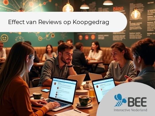 Groep mensen zit in een moderne caféomgeving met laptops open op tafel, omringd door warme verlichting en een muur met creatieve grafische ontwerpen. Ze lijken samen te werken of te studeren, terwijl ze koffie drinken.