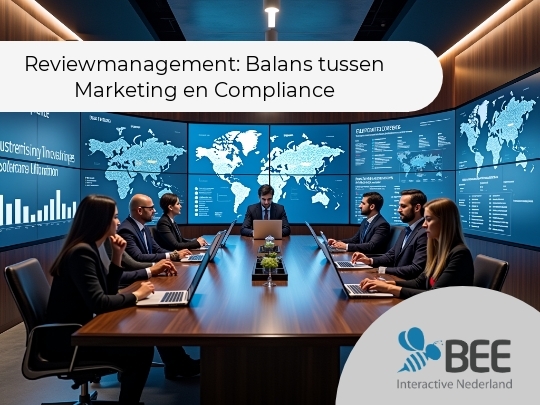 Een moderne vergaderruimte met acht mensen in formele kleding zittend rond een grote tafel met laptops. Op de achtergrond zijn grote schermen te zien met wereldkaarten, grafieken en tekst. De sfeer is professioneel en gefocust.