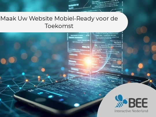 Een smartphone ligt op een netwerkachtige achtergrond met een holografische projectie van programmeercode die uit het scherm omhoog komt. De omgeving heeft een blauwe tint met lichte oranje en blauwe bokeh-lichtjes, wat een futuristische sfeer creëert.