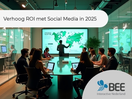 Een moderne vergaderruimte met een grote ovale tafel, waar een groep mensen zit te luisteren naar een presentatie. Een persoon staat bij een groot scherm dat een wereldkaart met tekst "Strategic Selection" toont. De ruimte is helder verlicht en heeft glazen wanden