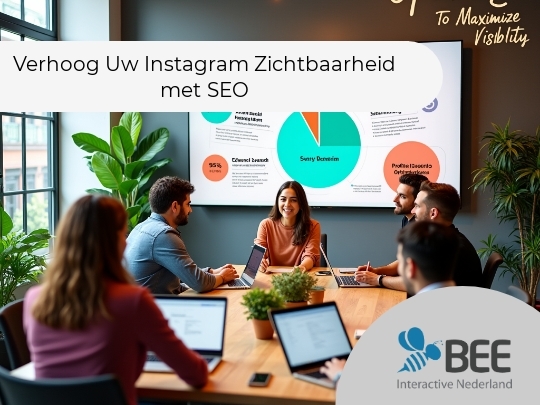 Een zakelijke vergaderruimte met vijf mensen die rond een houten tafel zitten, allemaal met laptops. Op de achtergrond is een groot scherm met een infografiek over "NSTBGRN SEO" en de tekst "Optimize To Maximize Visibility." Heldere verlichting en groen